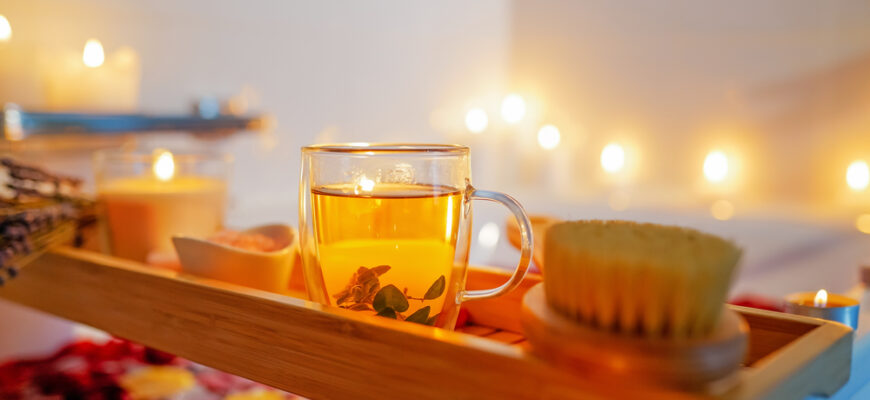 Herbal,Mint,Tea,On,Bathtub,Tray,With,Candles,,Lavender,And